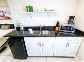 Budget friendly studio condo! Heart of Gulf Shores across from the Hangout!